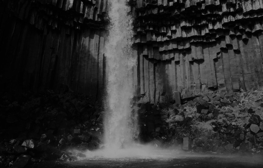 Svartifoss waterval in Ijsland.